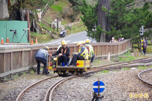 阿里山森林鐵路營運主體將在7月1日由台鐵局回歸林務局新成立的專責單位，員工卻憂心成為派遣工，人心惶惶，圖非新聞當事人。（記者曾迺強攝）