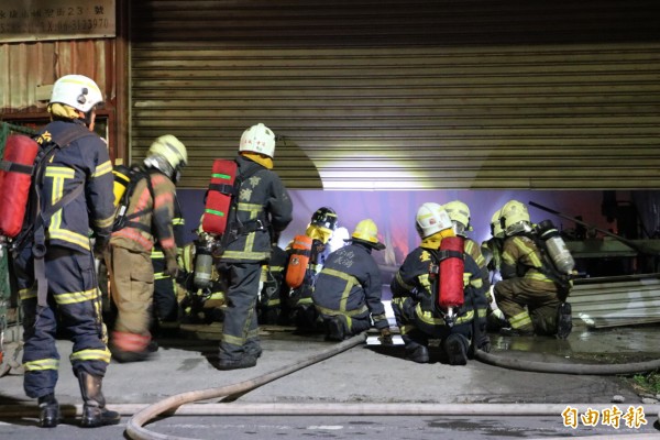 永康一處工廠今凌晨傳出火警，警消人員漏夜搶救。（記者萬于甄攝）