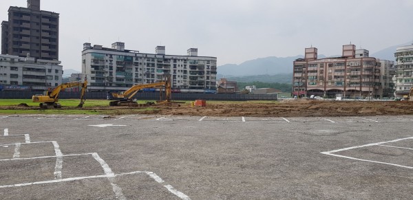 新北市「金山地區市地重劃開發工程」日前才動土，但是因為Ｂ基地金美國小旁私人停車場將規劃為公園與住宅，未規劃地下停車場，引發當地居民強烈抗議。（記者俞肇福翻攝）