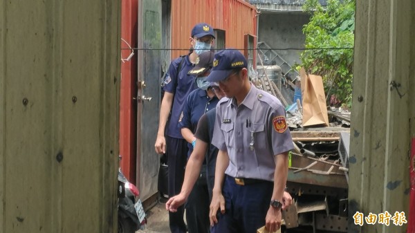 彰化市老婦遭脫褲勒斃命案外，警方拉起封鎖線，昨天深夜查獲一名涉嫌重大的男子到案，漏夜偵訊中。（記者湯世名攝）