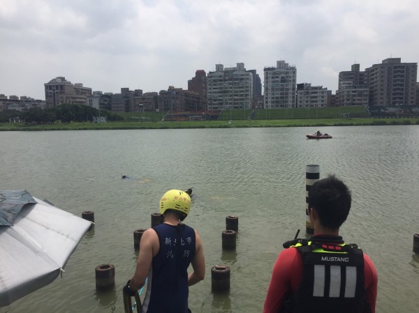 æ¶é²äººå¡ä¸æ°´æ¶æå¤±è¹¤çé£å®¢ãï¼è¨èçå®£æ´ç¿»æï¼