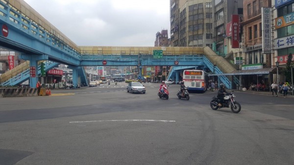 忠一路仁祥醫院前花圃已打開，忠一路車輛可直通孝四路（記者盧賢秀翻攝）