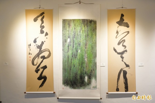 新竹縣政府文化局美術館今天起到13日舉辦「耕心雅集」創作聯展，展出60餘幅書畫作品。（記者蔡孟尚攝）