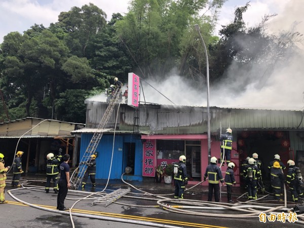 北市公館路機車行發生火警，消防局救災狀況。（記者陳恩惠攝）