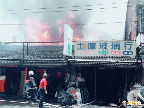 土庫中山路大火，4間逾半世紀屋齡老房子半毀。（記者廖淑玲攝）