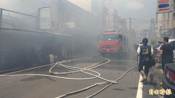 土庫中山路大火，市區滿佈濃煙。（記者廖淑玲攝）