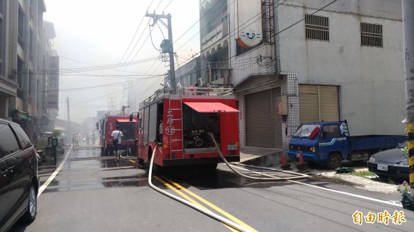 雲林縣消防局土庫分隊全力灌救。（記者廖淑玲攝）