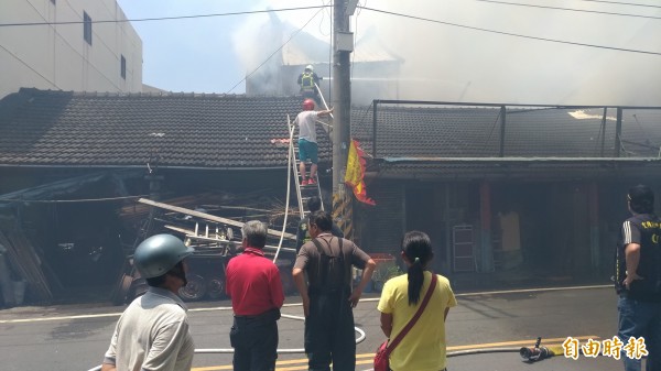 警方及消防隊員加上義消全力搶救。（記者廖淑玲攝）