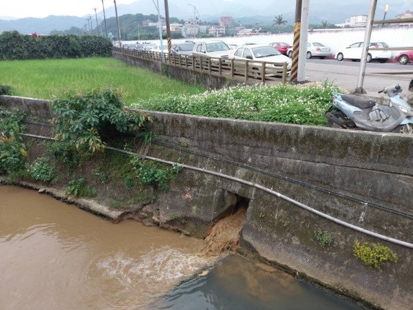 新北市金山地區市地重劃案C單元因廠商施工疏失，泥水溢流至金包里溪，造成溪水混濁。（地政局提供）