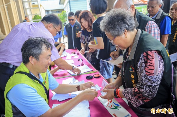 后里居民於區公所領花博卡。（記者張軒哲攝）