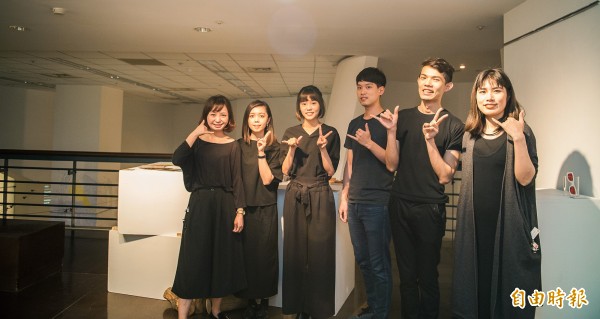 交大應藝所的聯展以慶祝交大60週年為主,邀請在校生及畢業生和校友參與創作,以「60分26」為主題。(記者洪美秀攝)