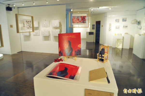 交大應藝所的聯展以慶祝交大60週年為主,邀請在校生及畢業生和校友參與創作,以「60分26」為主題。(記者洪美秀攝)