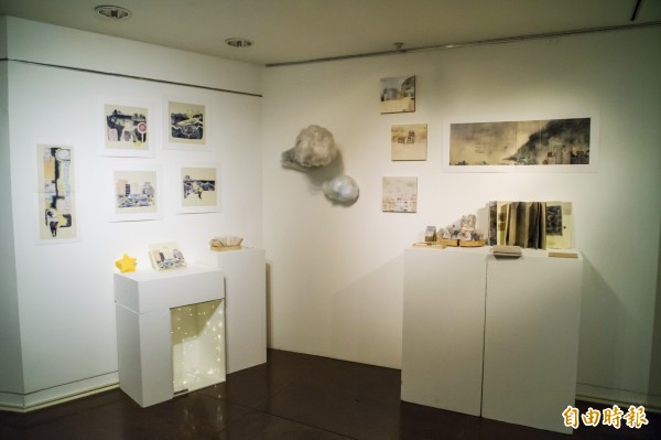 交大應藝所的聯展以慶祝交大60週年為主,邀請在校生及畢業生和校友參與創作,以「60分26」為主題。(記者洪美秀攝)