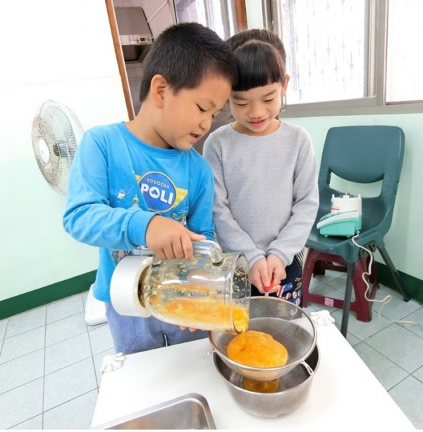 台南市南區喜樹國小附幼小學生用天然蔬果實驗染色研發出七彩紅龜粿。（記者王俊忠翻攝）