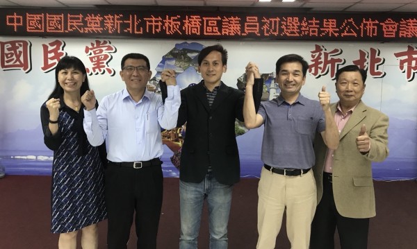 新北市政府前副發言人葉元之（中）順利通過初選，國民黨將提名參選板橋區議員。（國民黨新北市黨部提供）