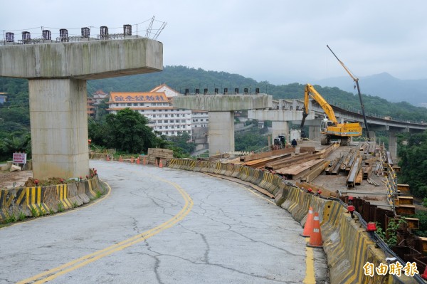 基隆市月眉路拓寬，二標高架段預計今年底完工。（記者林欣漢攝）