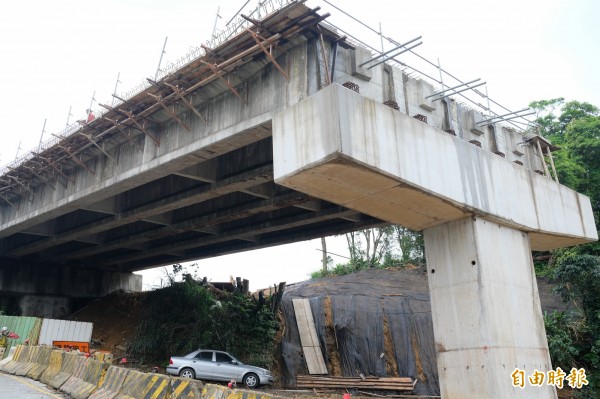 基隆市月眉路拓寬，二標高架段預計今年底完工。（記者林欣漢攝）