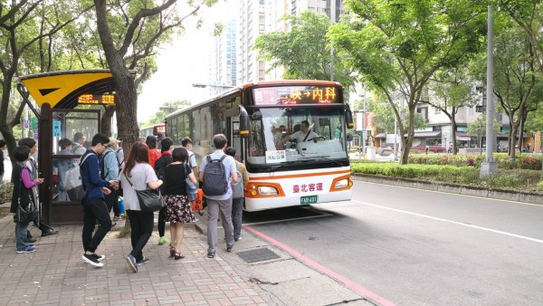 三峽往內科的跳蛙公車，由民眾募集成功後，搭乘相當踴躍。（首都客運提供）