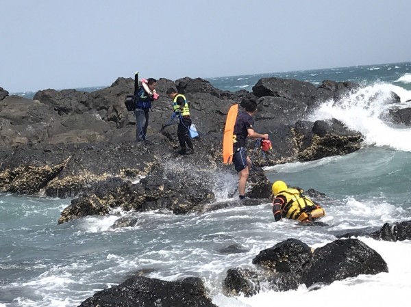 消防人員冒險渡海，差點遭海水滅頂，畫面相當驚險。（圖由澎湖縣政府消防局提供）