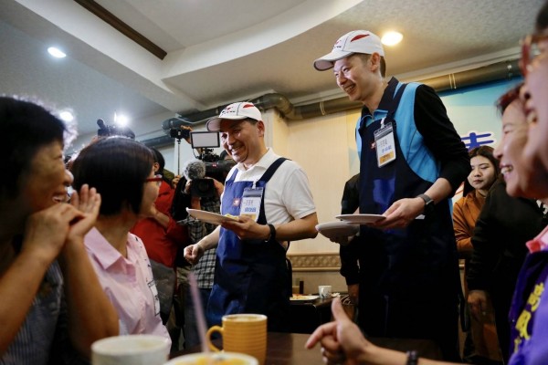 侯友宜跨區為國民黨青年站台，今天早上應台北市議員擬參選人李柏毅的邀請，到文山區在地早餐店擔任快閃店長。（侯友宜辦公室提供）