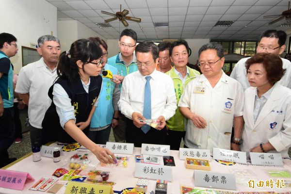 警方配合反毒宣導團提供新興毒品包裝樣式和種類，加深民眾反毒意識。（記者張聰秋攝）