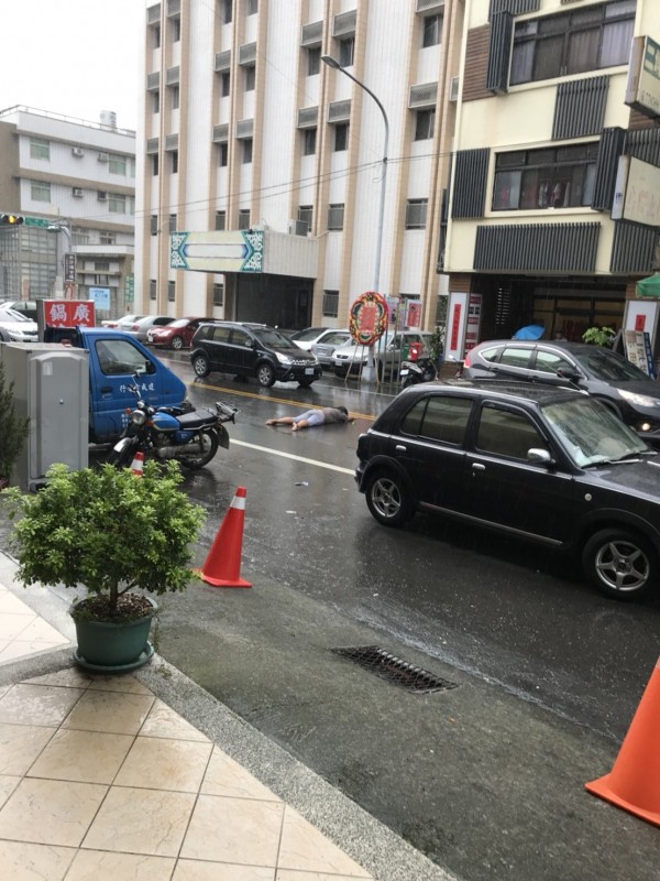 民眾在手機line群組貼出路倒妹照片，提醒用路人要小心開車。（記者劉濱銓翻攝）