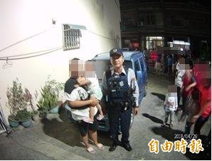 2歲小女孩在車內反鎖一下午，最後被警方尋獲。（記者林宜樟翻攝）