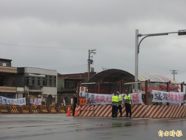 竹北市尚義里等里民去年10月拉白布條抗議竹北、新豐垃圾掩埋場帶給地方嚴重的環境污染，但里長曾福抱怨，希望政府補助健康檢查，迄今仍未得到回應。（資料照）