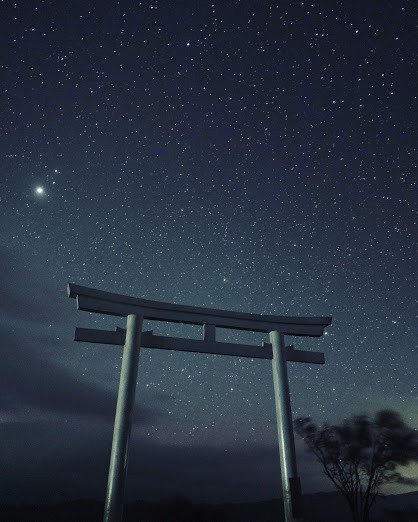 高士神社鳥居上的星空。（圖由佐藤健一提供）