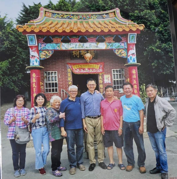 台灣優格餅乾學院董事長吳睿麒(圖四)今年「頭牙」來彰化埔心拜「土地公祖」,巧遇埔心鄉長張乘瑜(圖右四),促成「土地公祖」回線西祖家的美事。(記者劉曉欣翻攝)
