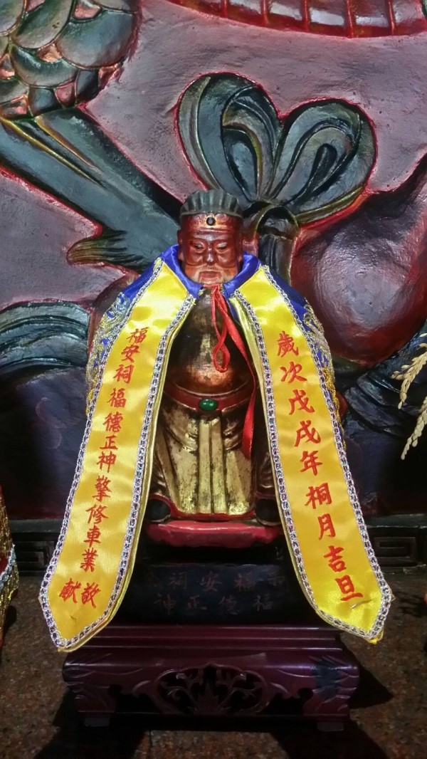 彰化埔心五龍宮旁的土地公廟,70多年前透過乩身表明自己是吳德盛,要求信徒尋找他的後代子孫。(記者劉曉欣翻攝)