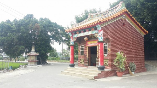 彰化埔心五龍宮旁的土地公廟,70多年前透過乩身表明自己是吳德盛,要求信徒尋找他的後代子孫。(記者劉曉欣翻攝)