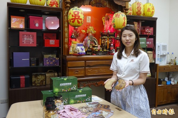 喜迎「土地公祖」回彰化線西祖家,台灣優格餅乾學院推出「土地公同樂會」擲筊活動。(記者劉曉欣攝)