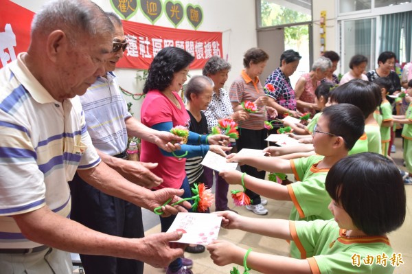 小朋友獻上手做卡片，祝福阿嬤、阿公們母親節快樂。（記者蘇福男攝）