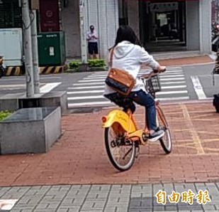 竹北市民代表楊瑞蘭說，公共自行車已蔚為風潮，毗鄰的桃竹苗都已設置，建議竹北市公所也能引進。（記者廖雪茹攝）