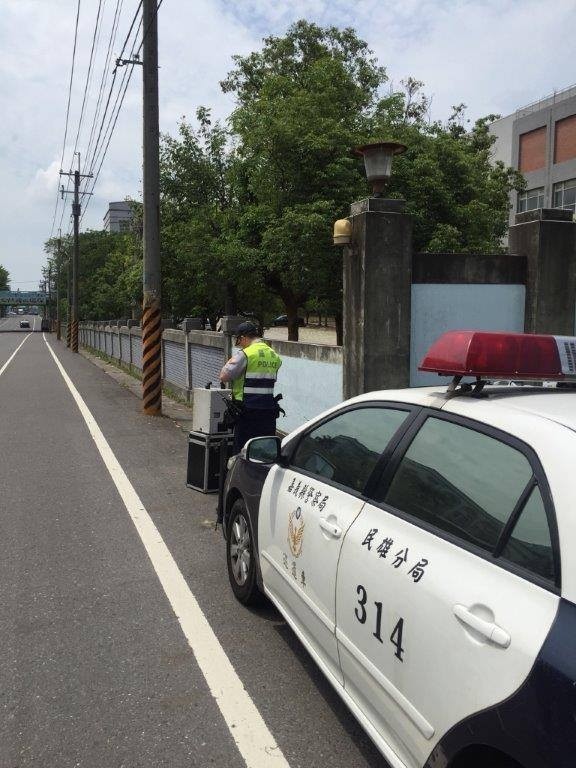 民雄警分局執行移動式測速照相。（記者蔡宗勳翻攝）