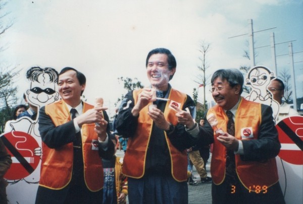 1998年,台北動物園宣導戒菸。(圖由董氏基金會提供)