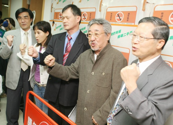 2007年,孫越肺癌手術後不到3個月,出面呼籲支持室內公共場所全面禁菸。(圖由董氏基金會提供)