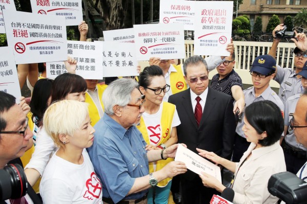 2015年,孫越抱病赴行政院陳情,希望取消日本菸商在台南設廠。(圖由董氏基金會提供)
