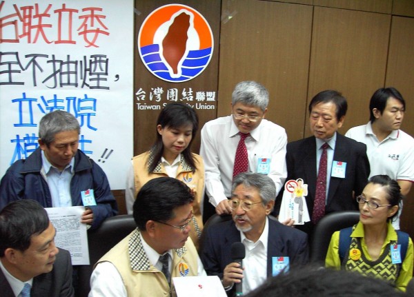 2006年,孫越(前排右2)拜會台聯黨。(圖由董氏基金會提供)