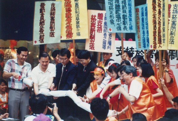 1991年,董氏基金會走上街頭,鼓勵全民支持菸害防制法。(圖由董氏基金會提供)