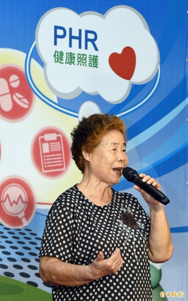 78歲陳姓阿嬤表示，她在家使用生理量測器測到血壓、血糖後，資料會自動上傳雲端，不用自行記錄，也不怕記錯。（記者張忠義攝）