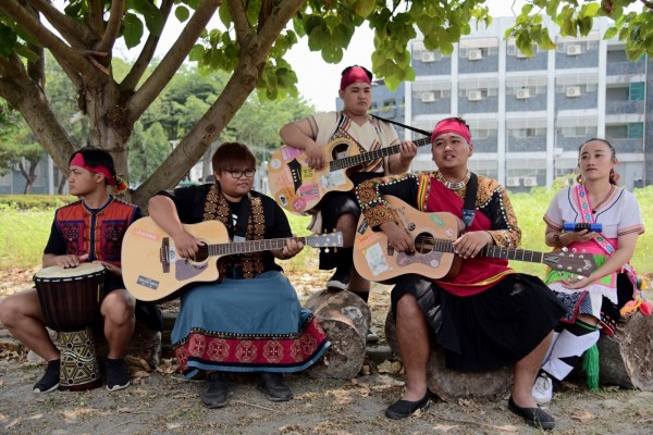 Azua樂團從屏大校園出發，要唱出自己文化的歌。（圖由屏東大學提供）