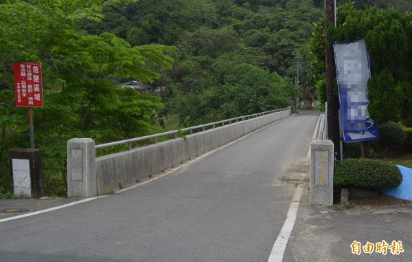 太平北田路的北田大橋下方河床，今天清晨民眾發現一具男浮屍，警方目前正在釐清身份和死因。（記者陳建志攝）