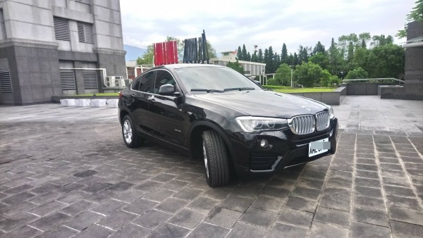 花蓮地檢署扣押由莊姓主嫌以犯罪所得購買的BMW名車。（記者王峻祺翻攝）