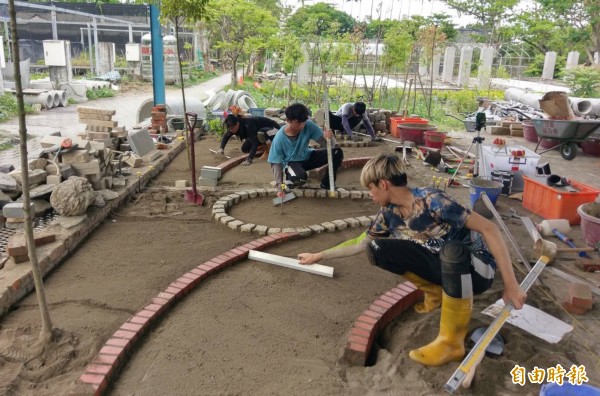 花蓮高農園藝科學生，整日埋首在土堆中與花草為伍，甚至在比賽前夕閉關校園一角練習，縱使全身弄得髒兮兮仍樂此不比。（記者王峻祺攝）