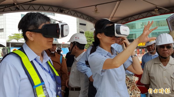 台北市勞動檢查處在內湖瑞光公宅新建工程現場展示VR虛擬實境技術，將VR應用在工程勞工的職業安全衛生教育訓練。（記者楊心慧攝）