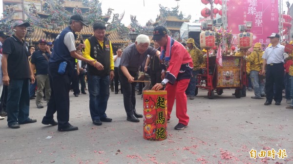 北港朝天宮媽祖出巡，雲林縣長李進勇偕同北港朝天宮董事長蔡咏鍀（右）點燃頭發起馬炮。（記者廖淑玲攝）