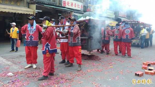 北港朝天宮媽祖出巡，信徒犁炮。（記者廖淑玲攝）