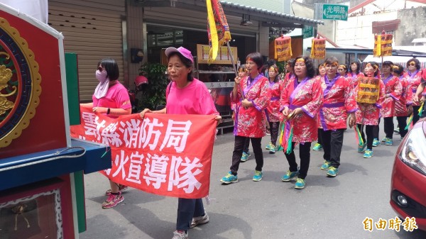 雲林縣消防局防火宣導隊以花鼓隊參加遶境。（記者廖淑玲攝）